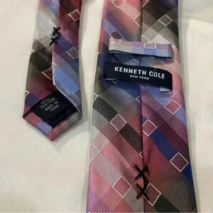 Kenneth Cole men  100% silk necktie